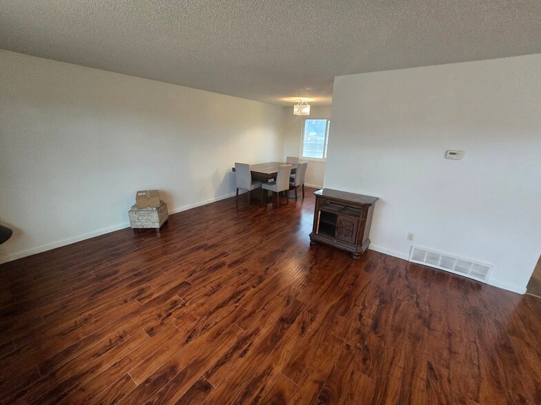 Building Photo - 1949 S Mobile St