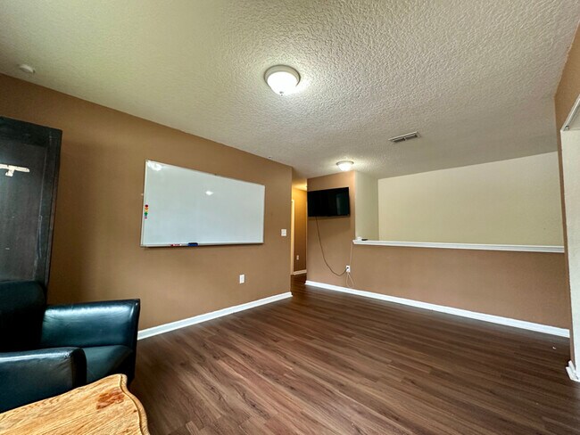 Building Photo - 95062 Cheswick Oaks Dr