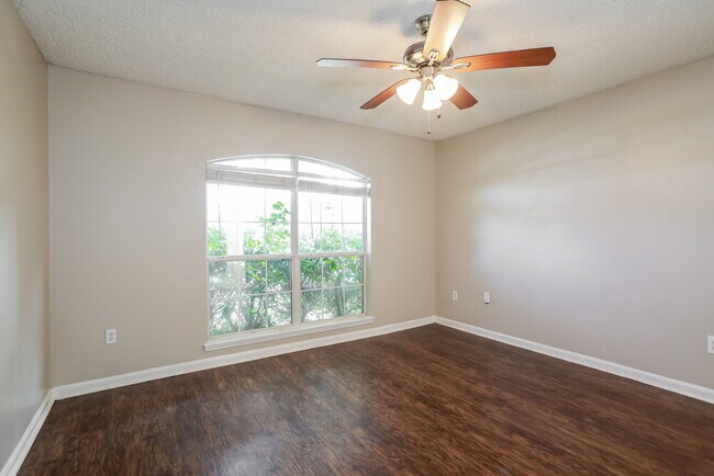 Building Photo - 1864 Creekview Dr