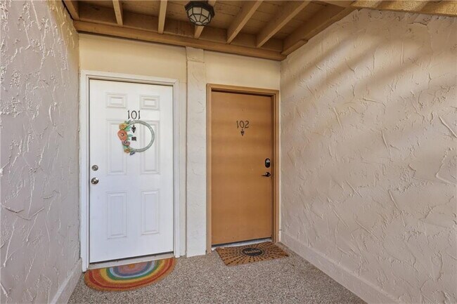 Building Photo - UPDATED 2BR/2BA WEST PLAZA CONDO