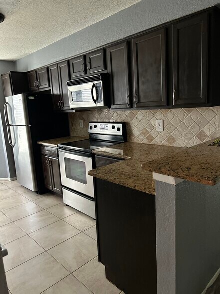 Building Photo - 7723 Sugar Bend Dr