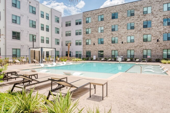 Building Photo - Miramonte Single Living