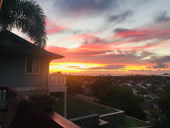 Building Photo - Ocean, Mountains & Sunset Views - 27 PV Pa...