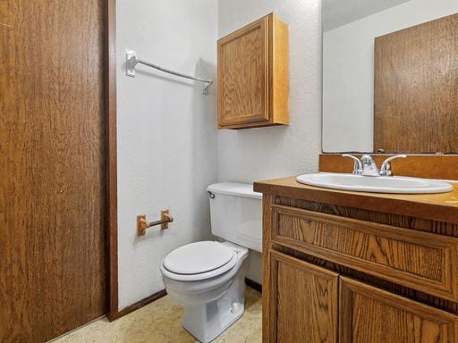 Building Photo - AVAILABLE FEBRUARY 1ST! Freshly Updated Kingsgate Home with Private Outdoor Space