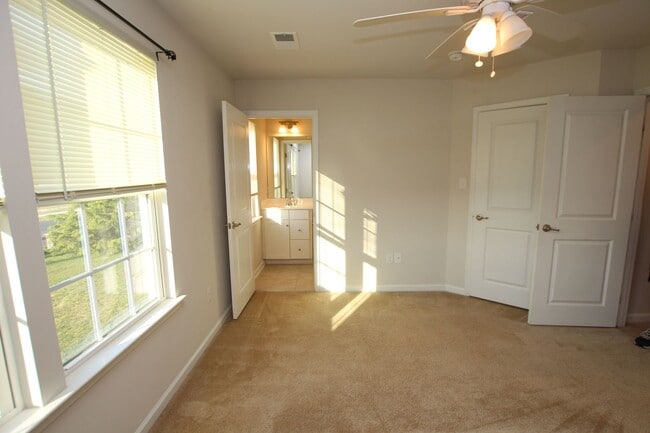 Building Photo - The Homestead- immaculate town home with community pool.