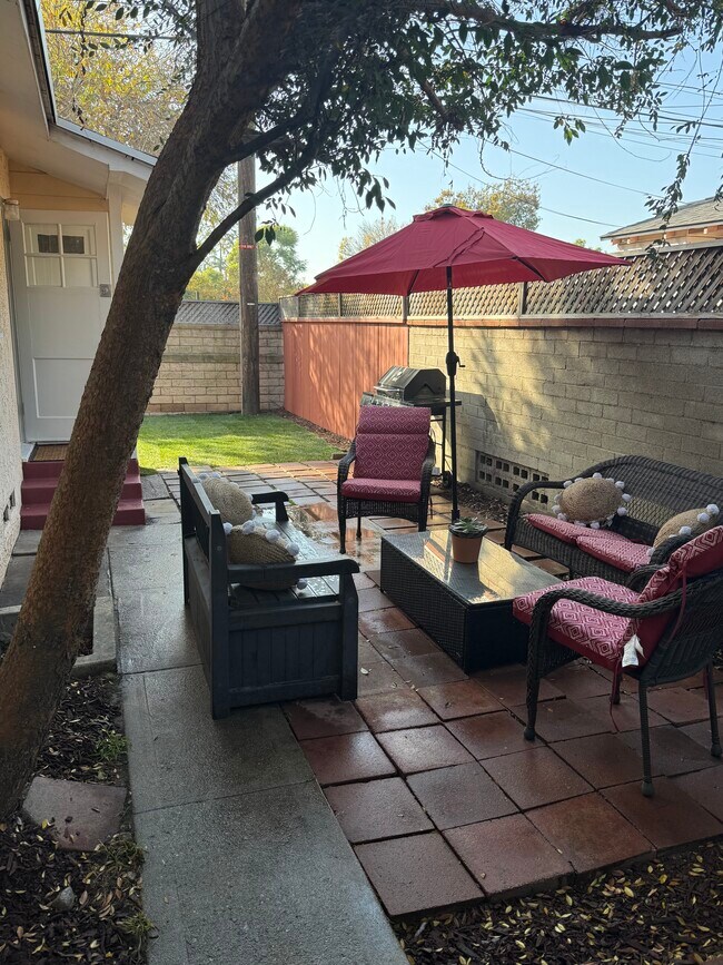 Kitchen door leads to patio w furnishings & barbq - 607 N Rosemary Ln