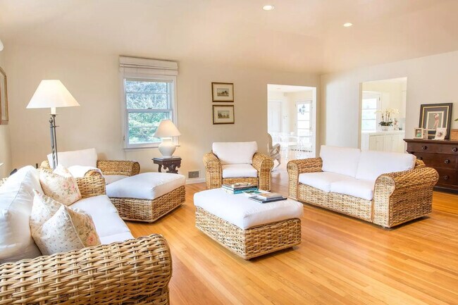 Building Photo - 33 Apaquogue Rd