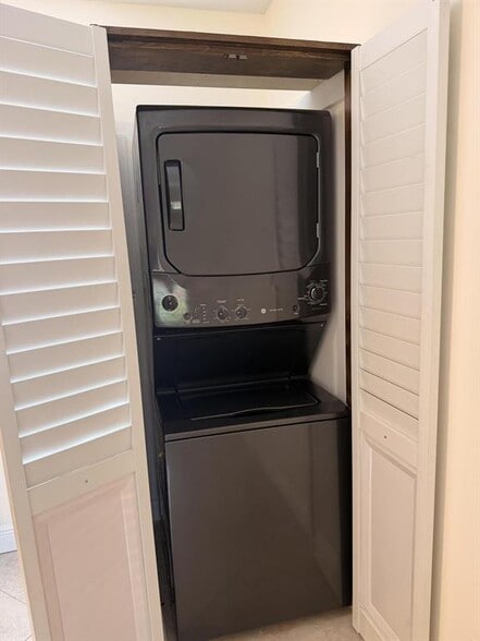 Building Photo - 2018 NE 14th Ct