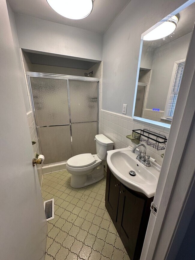 Building Photo - 3304 Southgate Dr