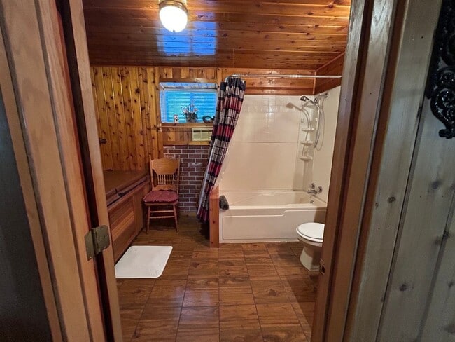 Building Photo - Beautiful Furnished 2 Bedroom Basement Apa...