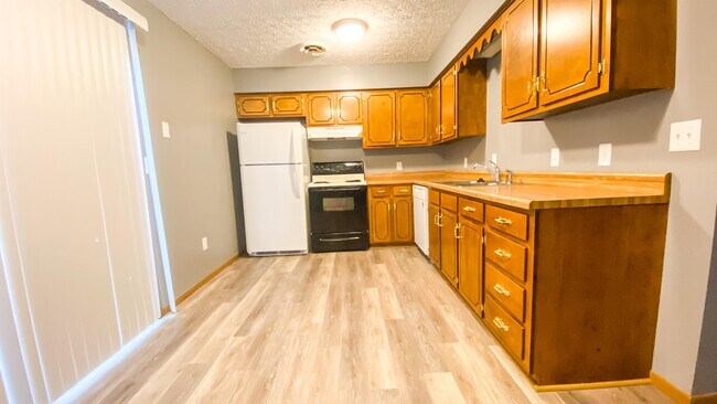 Building Photo - 303 Country Villa Ln