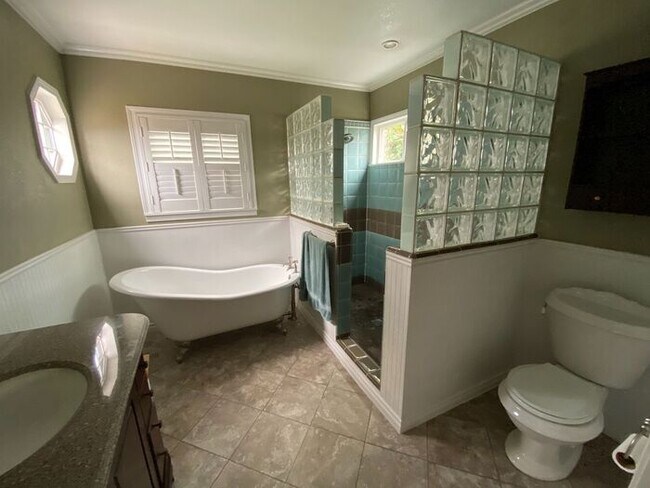 Building Photo - 238 Jackson St