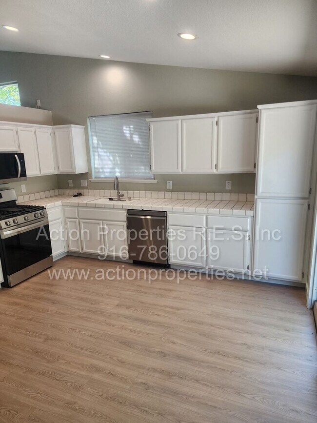 Building Photo - West Roseville 3 bedroom 2 bathroom 1406 sqft Three Car Garage Walking to Wood Creek High