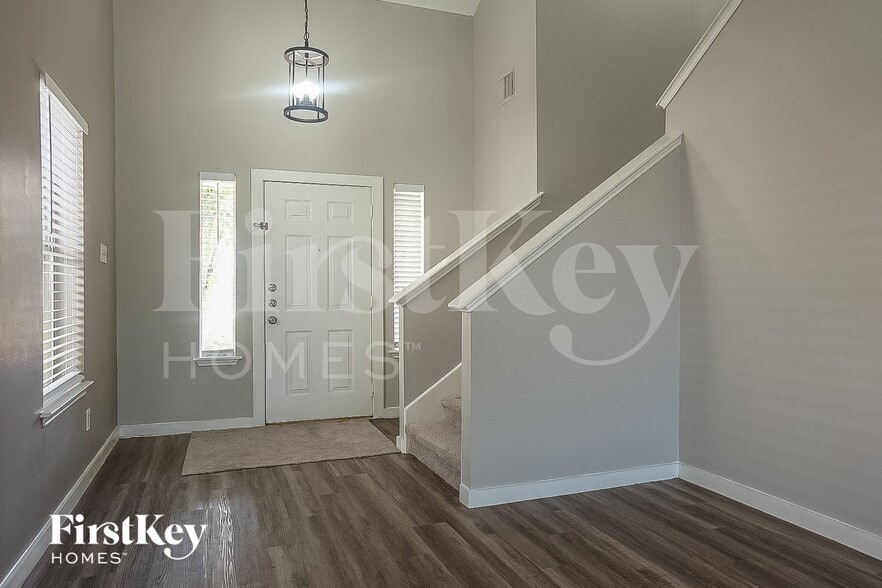 Building Photo - 7311 Village Lake Dr