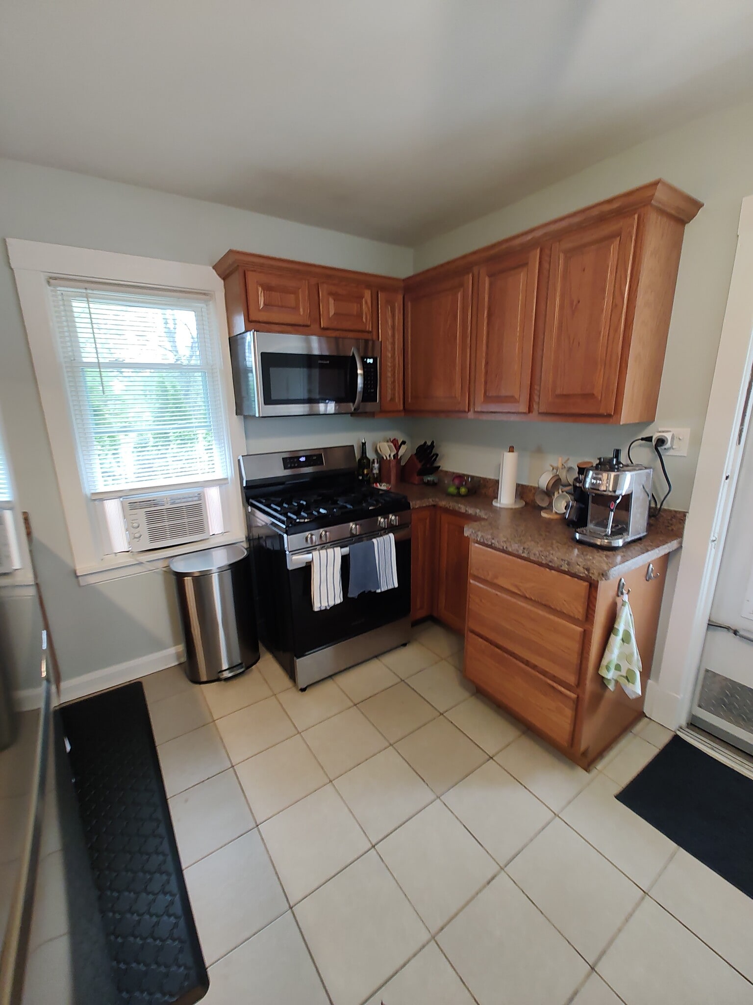 Spacious kitchen - 617 Delles Rd