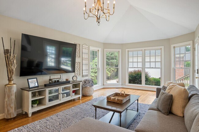 Building Photo - Charming St. Matthews Ranch