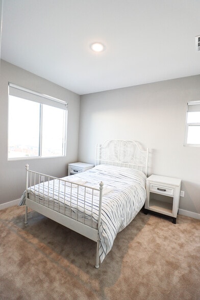 Building Photo - 2049 W Rosecrans Ave