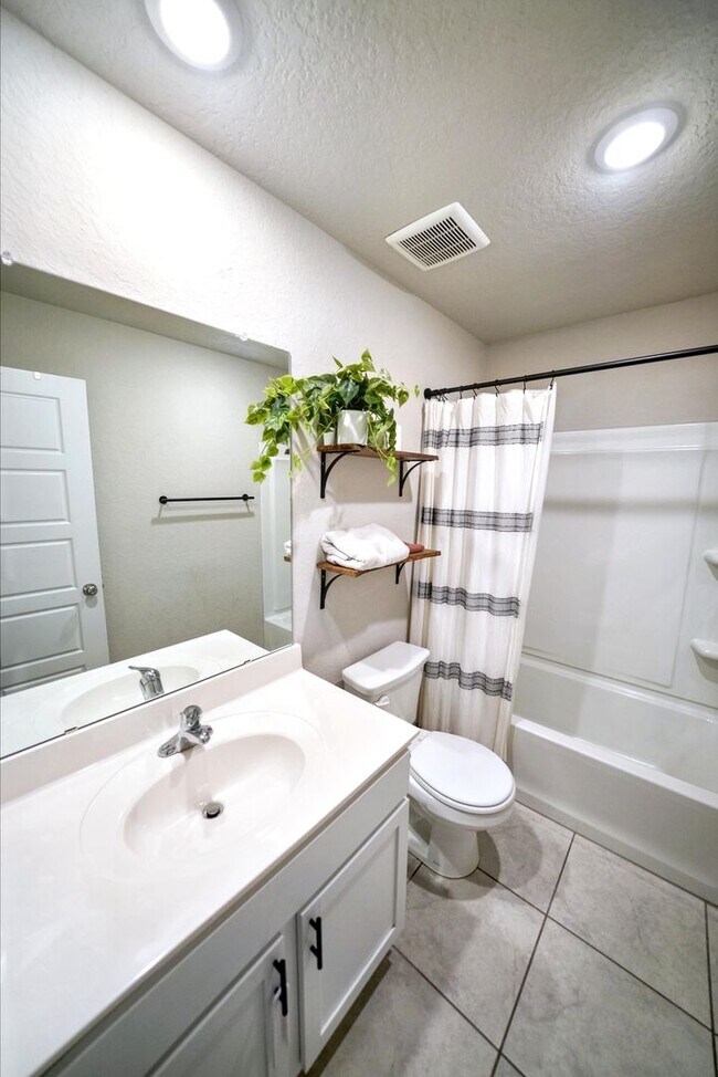 Building Photo - Stunning Home with 3-Car Garage in New Bra...