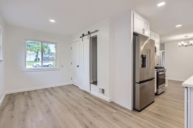 Building Photo - Remodeled 2BD, 1.5BA Chaffee Park Home wit...