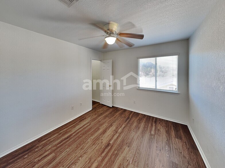 Building Photo - 1805 Lost Maples Loop