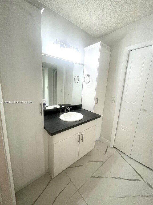 Building Photo - 403 Lakeview Dr