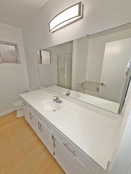 Building Photo - 1330 N Gardner St