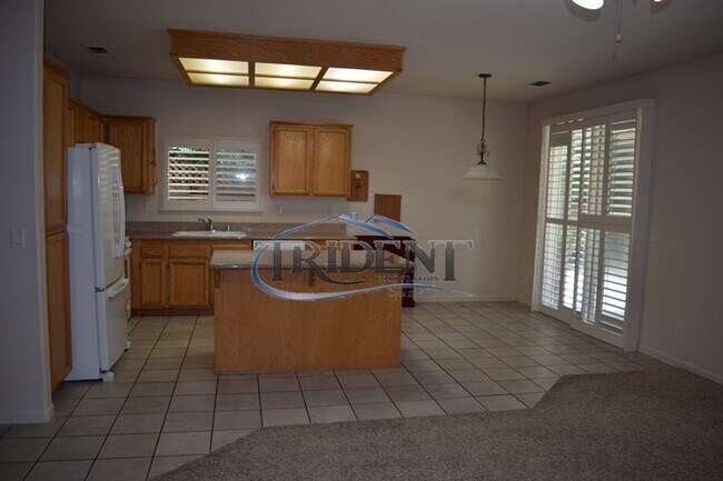 Building Photo - 4 bedroom, 3 bath house with den/office