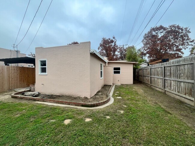 Building Photo - 777 E San Joaquin Ave