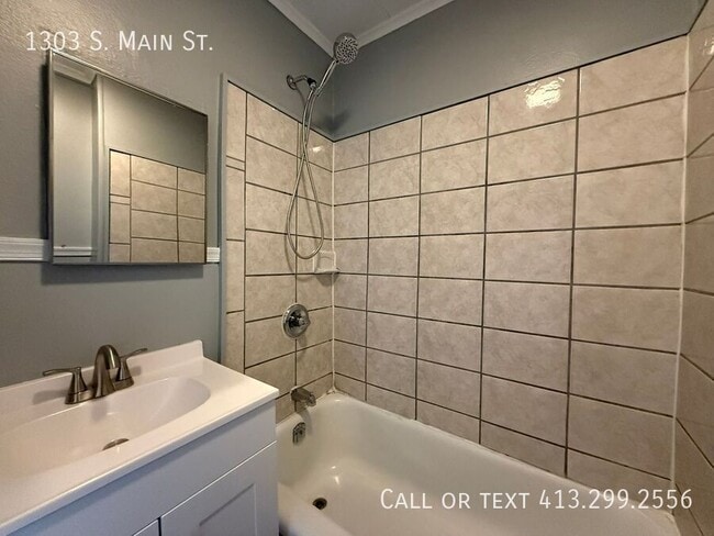 Building Photo - 1303 S Main St