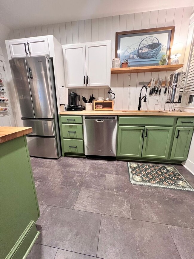 Building Photo - Charming Reynolds Ave Rental – Spacious Yard, Stylish Kitchen, Great Location