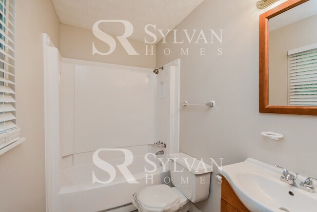 Building Photo - The living is easy in this 3 bedroom, 2 ba...