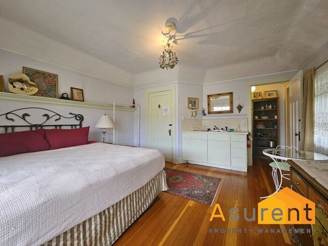 Building Photo - Charming Furnished unit close to downtown ...