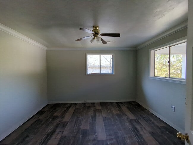 Building Photo - 2 Bedroom Rossville House