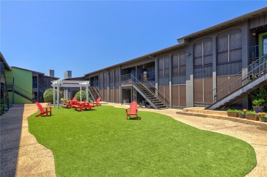 A common lawn provides room for activities. The unit also features a small dog park in back. - 909 Reinli St