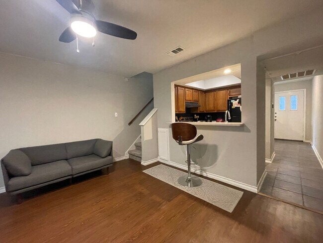 Building Photo - Two Story 1bd/1ba Condo Available Now in T...