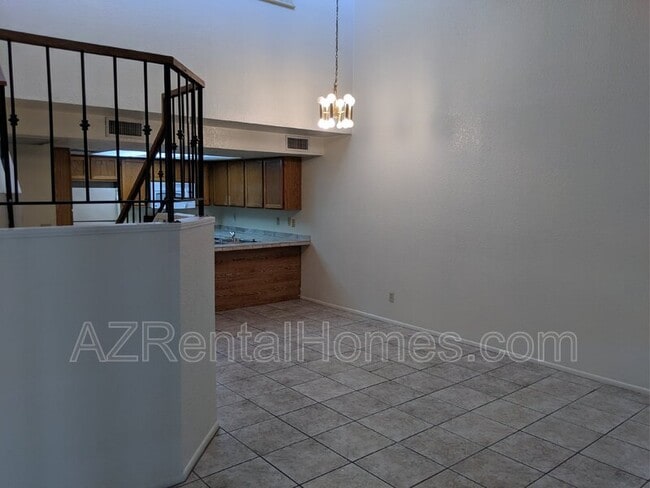 Building Photo - 609 E Mesquite Cir