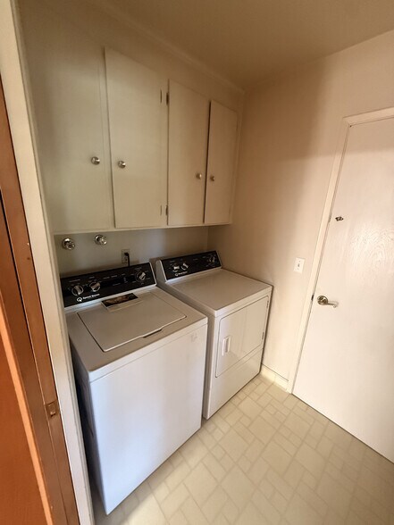 Building Photo - 1389 Chelsea Dr