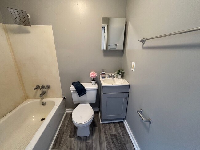 Building Photo - 390 N King St