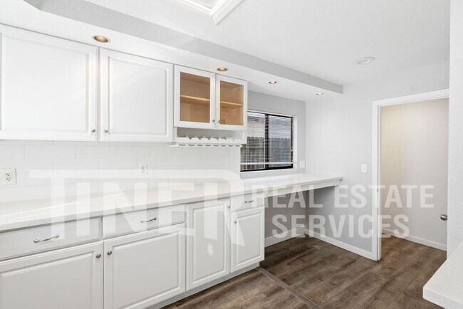Building Photo - STUNNING UPDATED HOME 5 BEDROOM HOME ON CO...