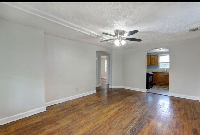 Building Photo - Carriage House apartment, near downtown, w...