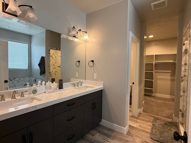 Building Photo - Luxury 7-Bedroom Home with Office, Dayligh...