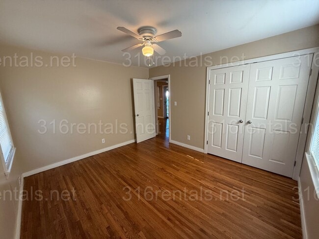 Building Photo - 5825 E Oakwood Dr