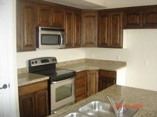Building Photo - Beautiful 3 Bedroom Town Home PG!