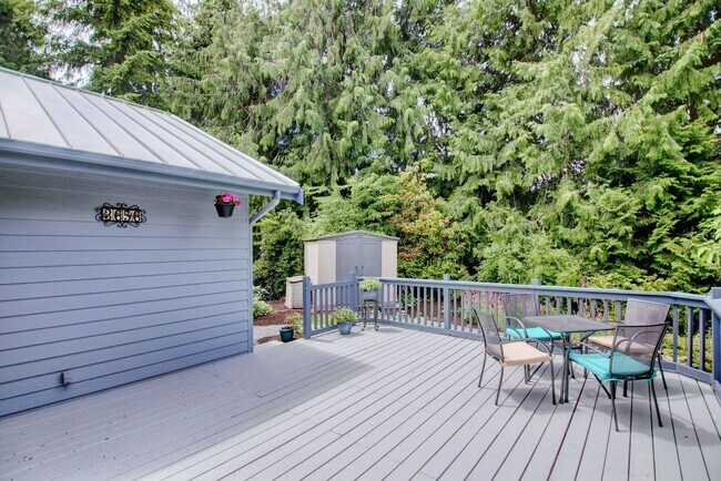 Building Photo - Lovely Clinton Home with Great Light and Pet Friendly!