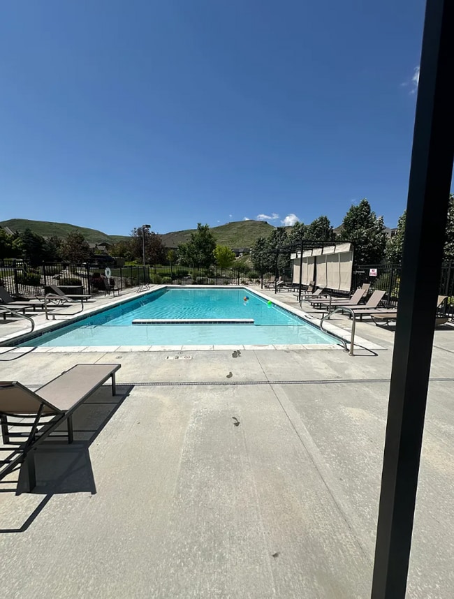Building Photo - 6 Bed/3.5 Bathroom house in Herriman