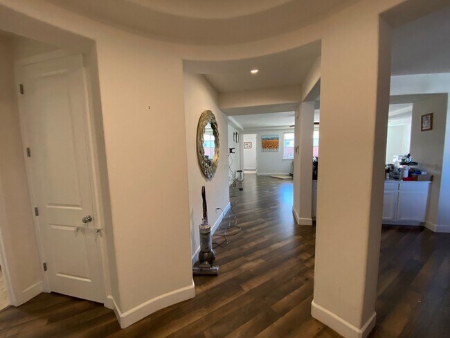 Building Photo - Modern 4 Bed, 3.5 Bath Home with Solar, St...