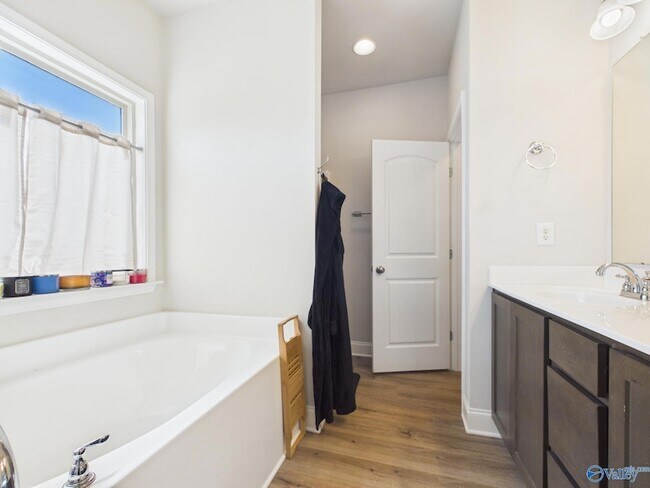 Building Photo - 8207 NW Stone Mill Dr