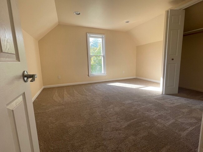 Building Photo - Updated 3bed / 3bath farmhouse.  Nice Location.