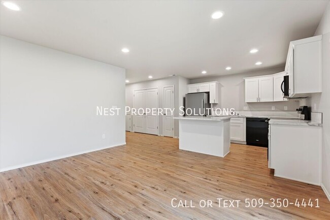 Building Photo - 3 Bed, 2.5 Bath Duplex, WSG included