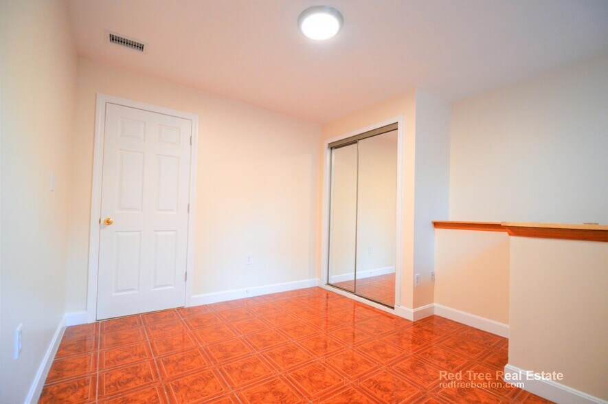 Building Photo - 73 Thatcher St